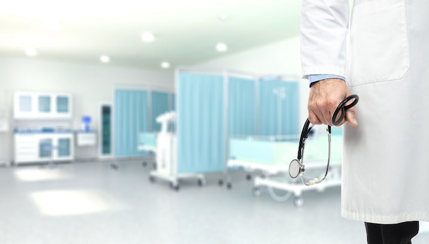 Detail van een arts die een stethoscoop binnen het ziekenhuis houdt.