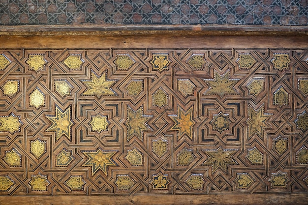 Foto detail van een bewerkte houten deur in het alhambra, granada, spanje.arabische deur gesneden met islamitische stijl.