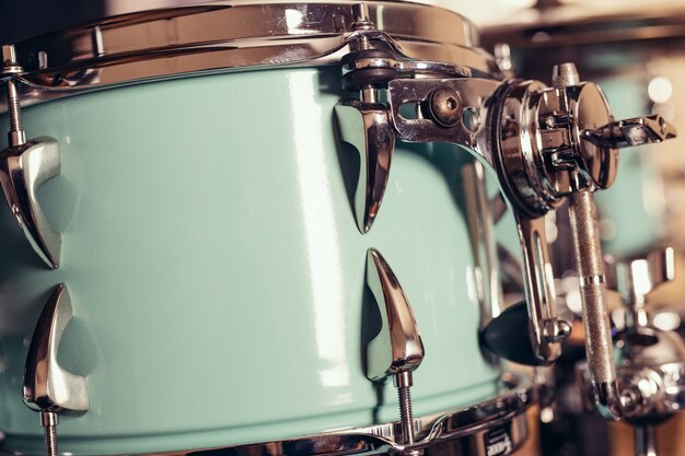 Detail van een drumstelclose-up. Drums op het podium retro vintage foto.