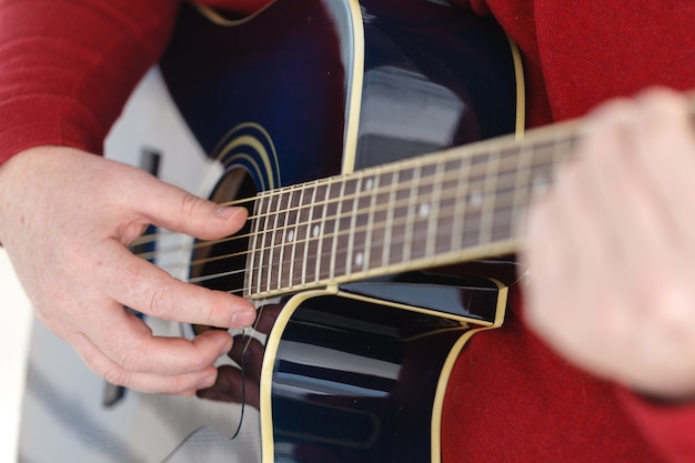 Detail van een gitarist die een klassieke gitaar speelt