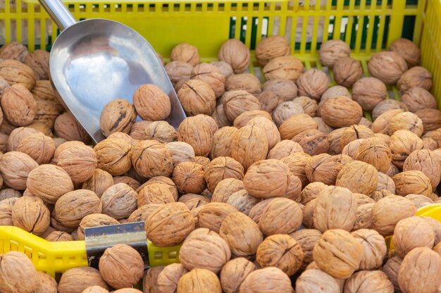 Detail van een groep natuurlijke walnoten die in bulk op een straatmarkt worden verkocht