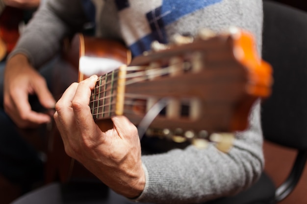 Detail van een klassieke gitarist