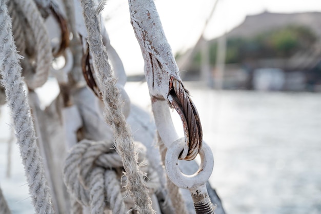 Detail van een ligplaats en koord op een felucca aan de rivier de Nijl in Egypte