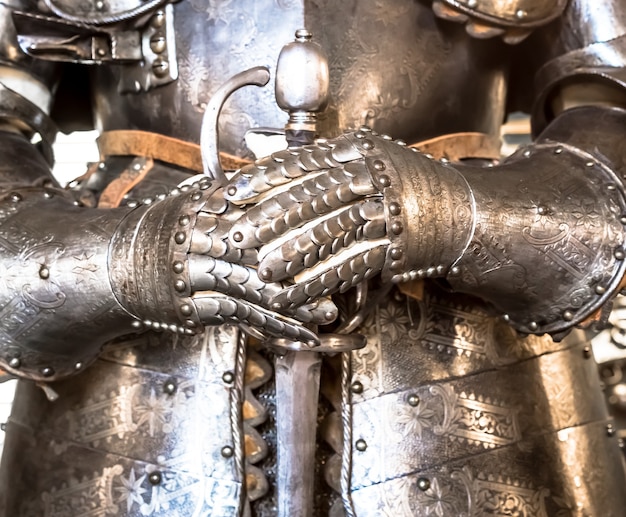 Detail van een ridderpantser van middelbare leeftijd - 15e eeuw. Concept voor beveiliging, veiligheid en bescherming.