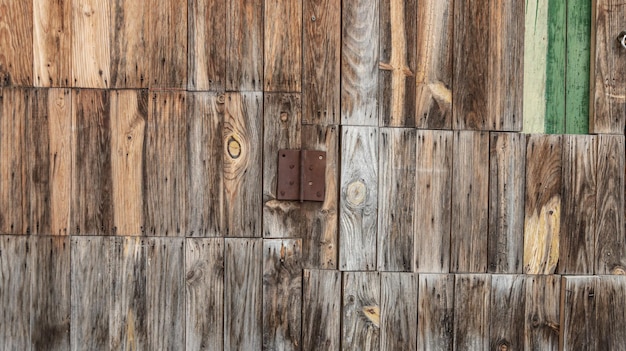 Foto detail van een scharnier op een oude houten lattendeur