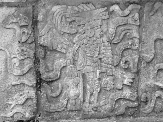 Detail van een stenen reliëf in Chichen Itza