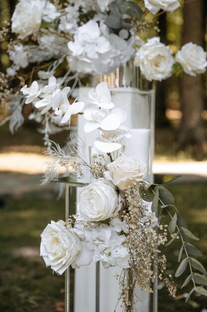 Foto detail van een trouwboog van witte bloemen dekoratie van de trouwdag