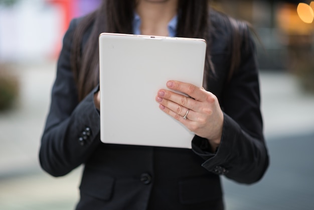 Detail van een vrouw die een digitale tablet gebruikt