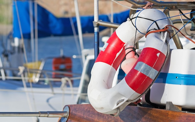 Detail van een witte en rode reddingsboei