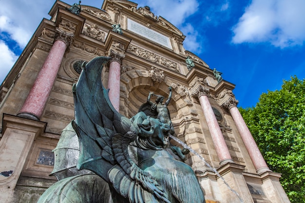 Detail van fontaine saint michel in parijs, frankrijk