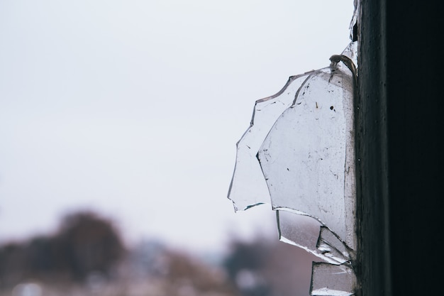 Detail van gebroken glas van een raam van een verlaten gebouw