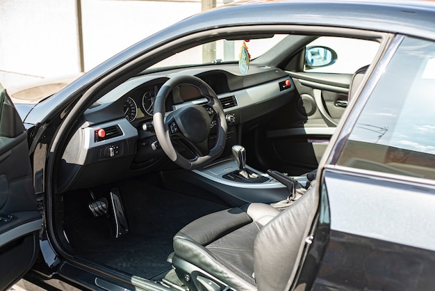 Detail van generiek luxe auto-interieur in natuurlijk licht