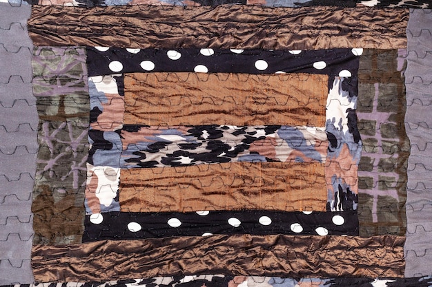 Detail van handgemaakte bruine patchwork sjaal