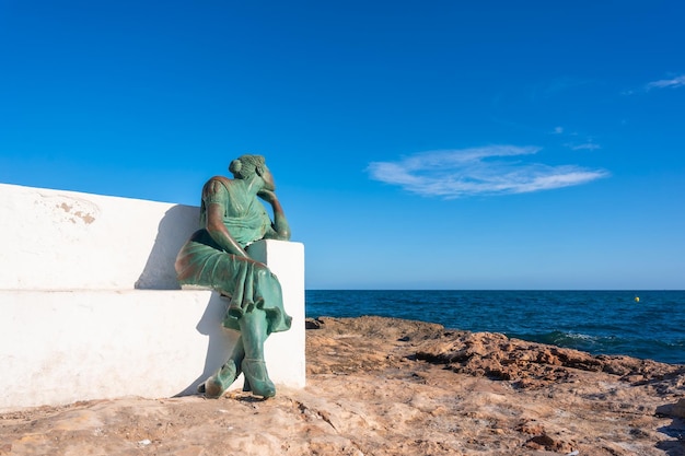 Detail van het beeld van de vrouw die naar de zee kijkt op de Paseo Juan Aparicio in Torrevieja Alicante