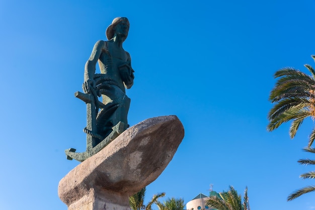 Detail van het beeldhouwwerk van het monument voor de man van de zee op de paseo juan aparicio in torrevieja alicante