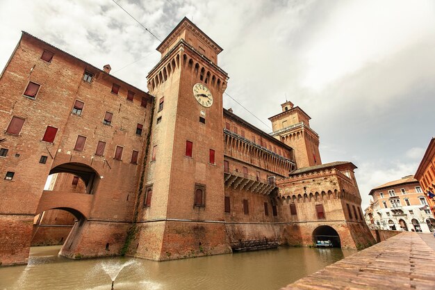 Detail van het kasteel van Ferrara in Italië, een voorbeeld van middeleeuwse architectuur in de historische Italiaanse stad