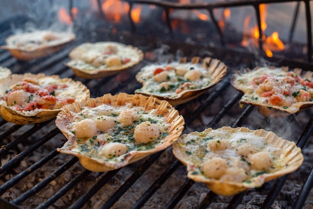 Detail van het koken op de grill van sint-jakobsschelpen met rook