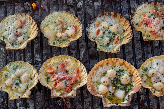 Detail van het koken op de grill van sint-jakobsschelpen met rook