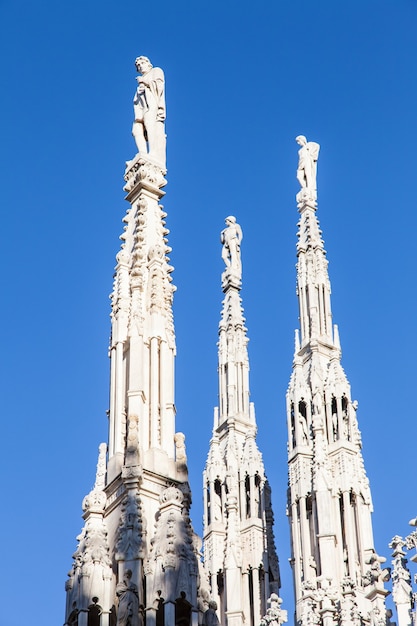 Detail van het oriëntatiepunt van milaan - italië: de beroemde duomo, de belangrijkste kerk van de stad