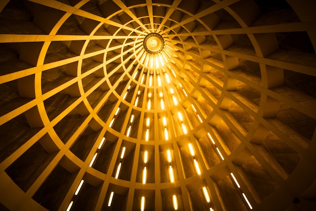 Detail van het plafond van een modern gebouw. Lijnen in perspectief gevormd door extern zonlicht. Nuttige achtergrond.