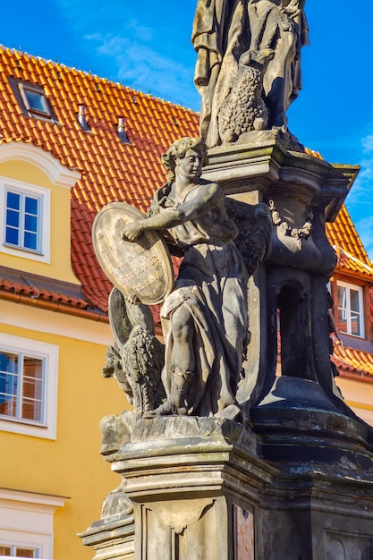 Detail van het standbeeld van Johannes de Doper op het Maltese plein in Praag, Tsjechië