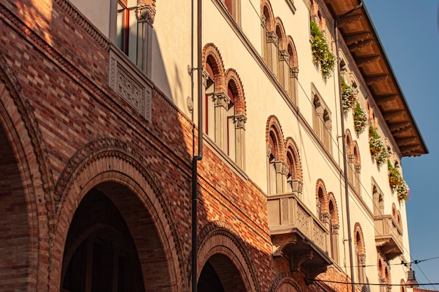 Detail van historisch gebouw in het stadscentrum van Treviso in Italië