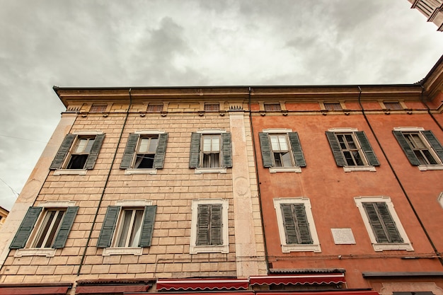 Detail van historisch gebouw met bakstenen muur en ramen in ferrara in italië