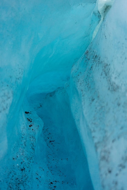 Detail van ijsberg over de rotsen