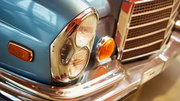 Foto detail van klassieke auto. close-up van koplamp van het museum van oldtimers.