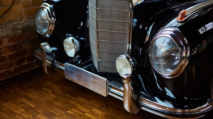 Foto detail van klassieke auto. close-up van koplamp.