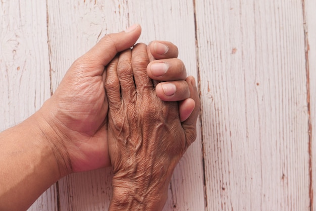 detail van man's hand hand met senior vrouwen hand