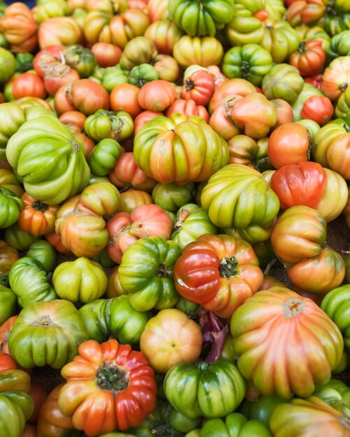 Detail van marktkraam met veel groene en rode tomaten, Catania, Sicilië, Italië