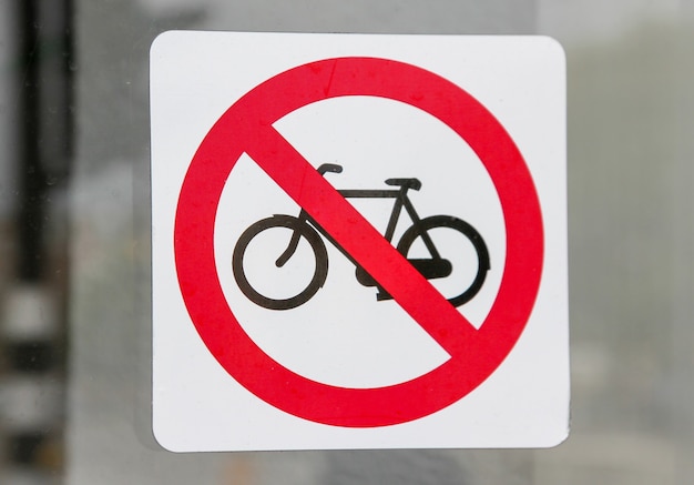 Detail van merkwaardige verboden sticker van parkfietsen in een glaswinkel