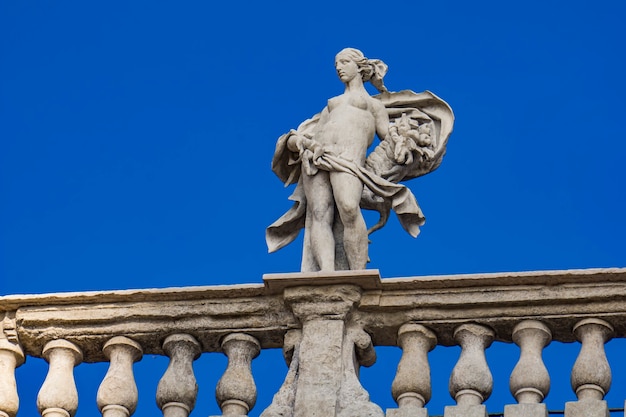 Detail van Palazzo Maffei met standbeeld van goddelijkheid op Piazza delle Erbe in Verona, Italië