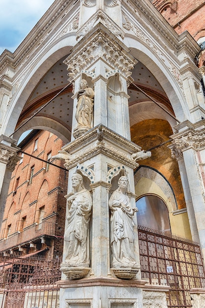 Detail van Palazzo Pubblico, stadhuis en een belangrijk oriëntatiepunt in het historische stadscentrum van Siena, Italië