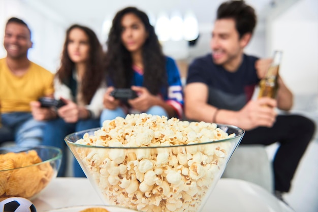 Foto detail van popcorn tijdens het spelen op de console