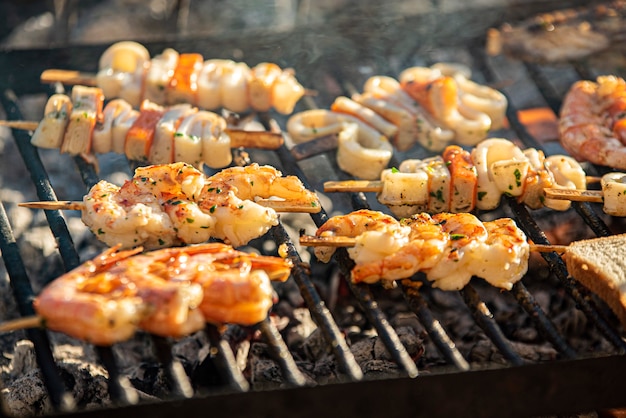 Detail van smakelijke Garnalenspiesjes op de grill met rook