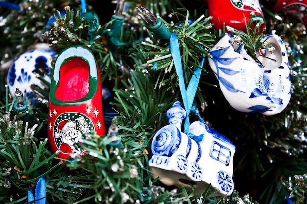 Detail van traditionele kerstversieringen in Nederland