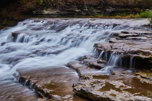 Detail van trapsgewijze waterval over rotsleien