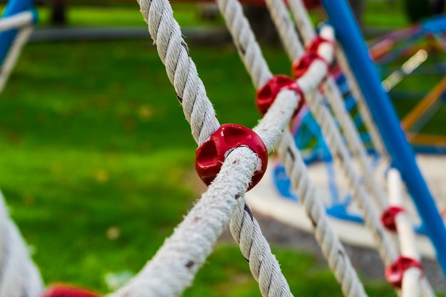 Detail van vangnet op speelplaatsgebied, selectieve nadruk.