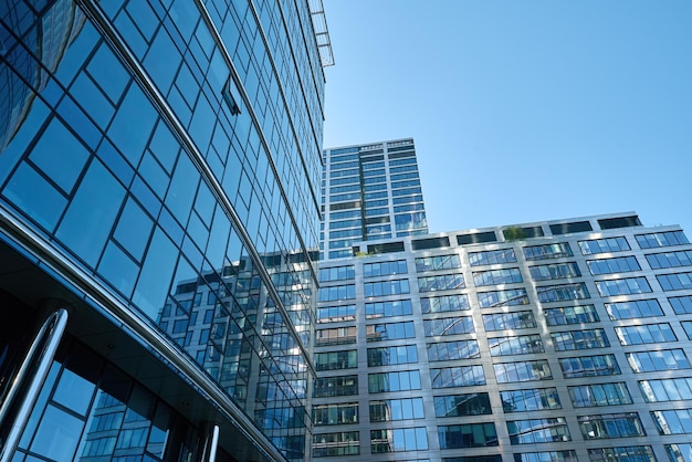 Detail van wolkenkrabber kantoorgebouwen met glazen gevels moderne stedelijke architectuur hoogbouw ingebouwde