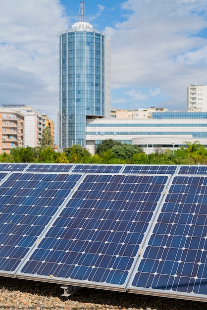 Foto detail van zonnepanelen. concept van schone energie in de stad