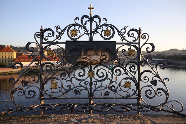 Foto una vista in dettaglio della griglia in ferro forgiato con rilievo di san giovanni di nepomuk sul ponte carlo a praga