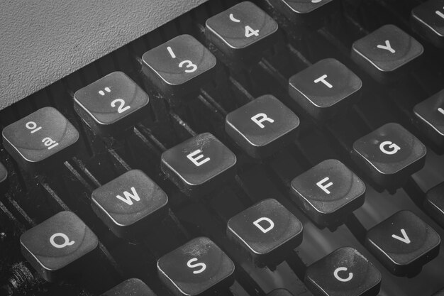 Деталь старинных клавиш qwerty пишущей машинки в черно-белом