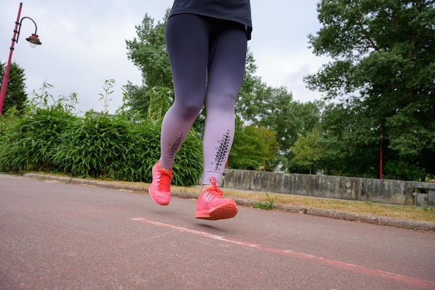 Foto dettaglio delle gambe di una donna che saltano concetto di corsa sportiva ed esercizio fisico