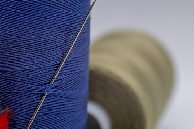 Photo detailed closeup shot of a needle in a blue thread