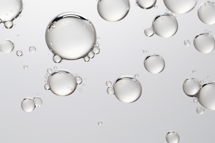 鮮やかな白い背景に澄んだ水滴の集合の詳細な視点