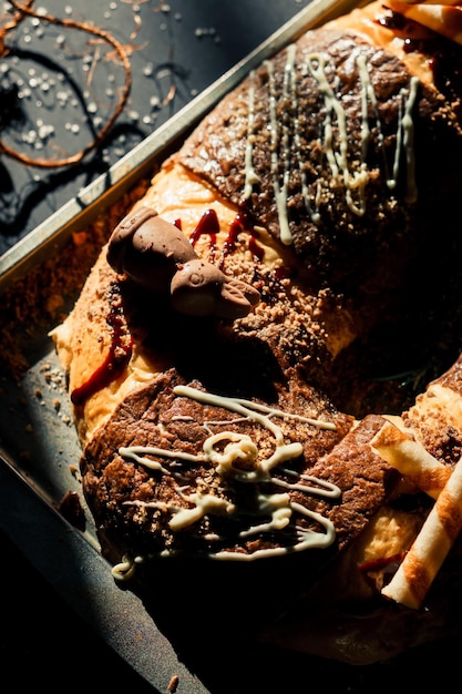 Foto piano dettagliato di una rosca de reyes al cioccolato. sfondo nero.