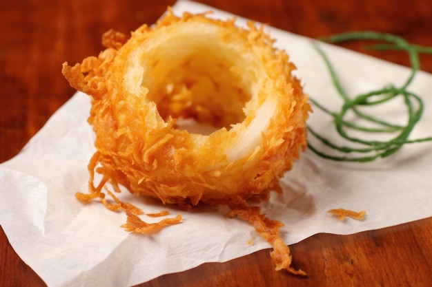 Photo a detailed shot of a halfeaten onion ring on a napkin
