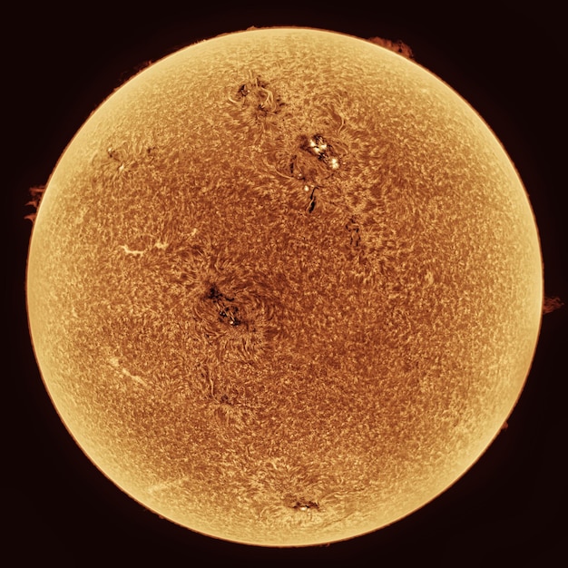 Photo detailed shot of the sun solar disk chromosphere layer through a telescope